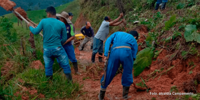 En Campamento trabajan en equipo para recuperar vías afectadas por temporada de lluvias