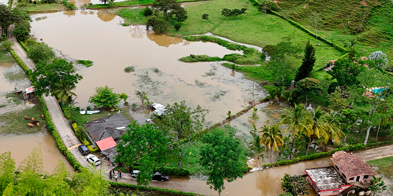 Inundaciones por el río Grande tienen en alerta a la comunidad de La Frisolera en Donmatías