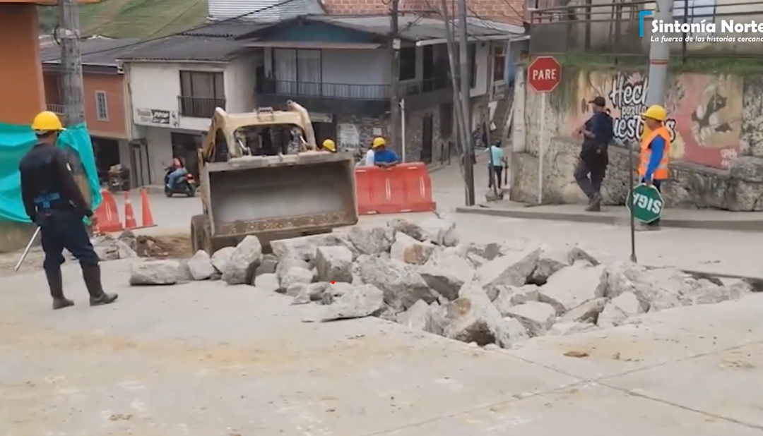¿Cómo se está moviendo Anorí en medio de las obras de pavimentación que avanzan en varias de sus vías?