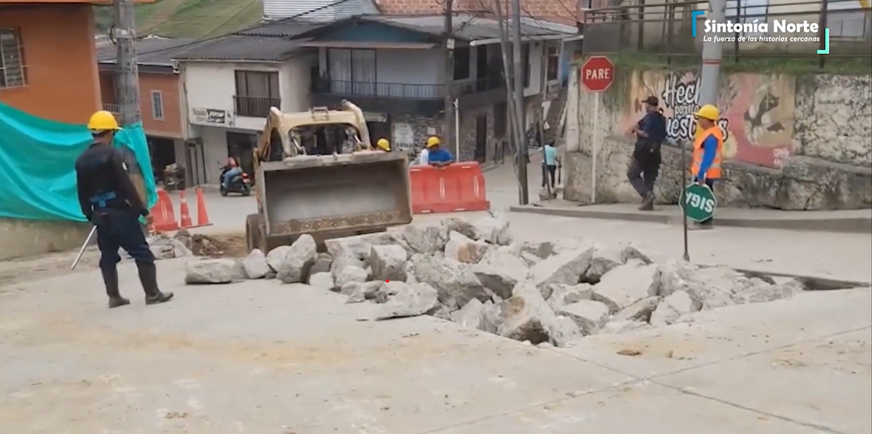 ¿Cómo se está moviendo Anorí en medio de las obras de pavimentación que avanzan en varias de sus vías?