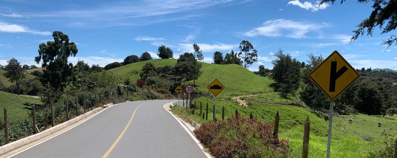 vanzan nuevamente los trabajos en la carretera que comunica a Entrerríos con el corregimiento de Labores y el municipio de San José de la Montaña.
