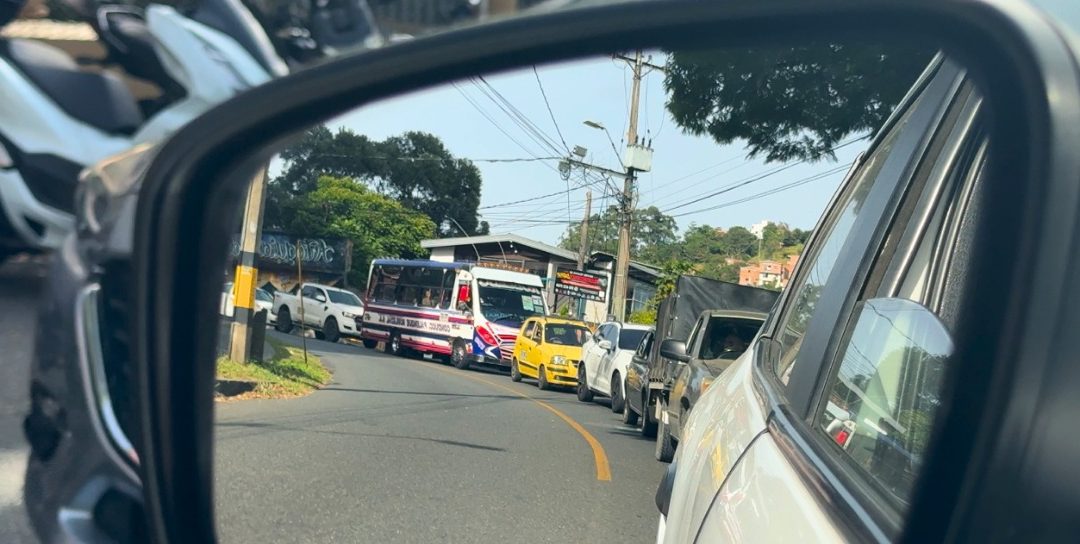 Entre trancones y desvíos: Obras del metro de la 80 alargan los viajes hacia y desde Medellín.