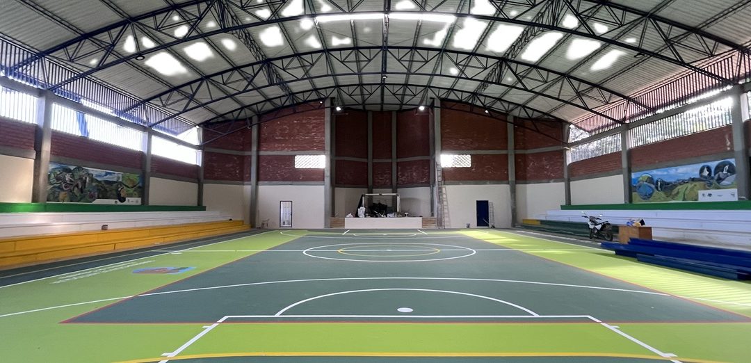 Campamento avanza en la modernización de su coliseo y cancha municipal