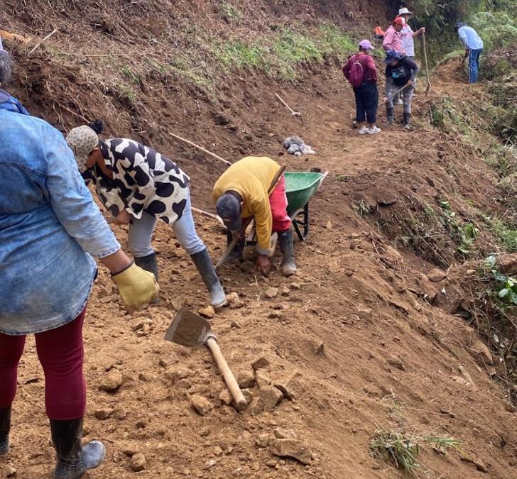 A punta de pico, pala y machete construyen una motorruta.