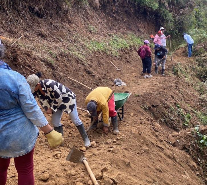 A punta de pico, pala y machete construyen una motorruta.